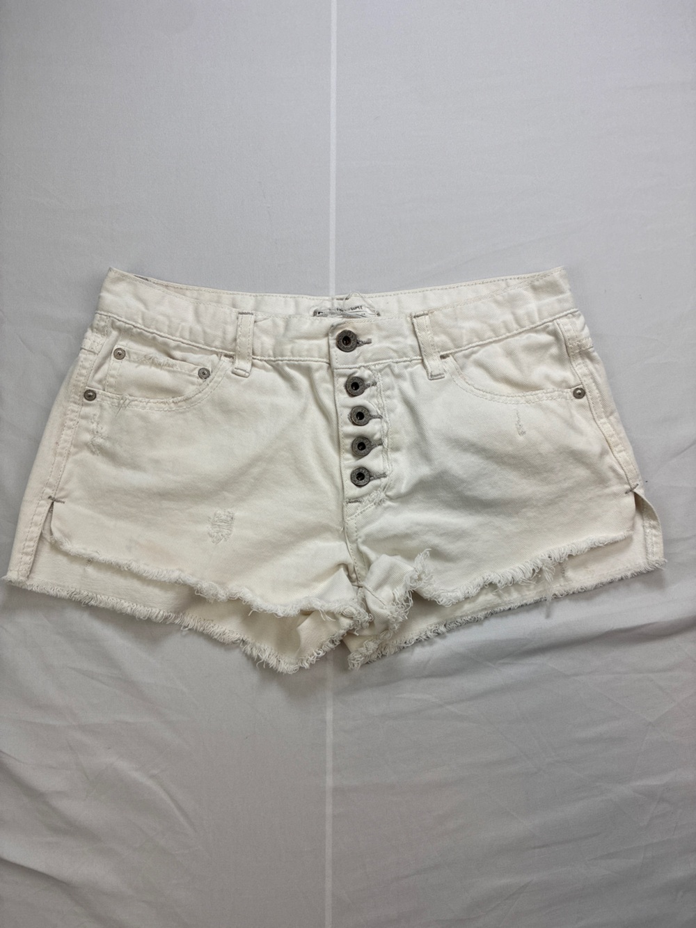 Free People White/Off-White Button-Front Frayed Denim Shorts Sz 26